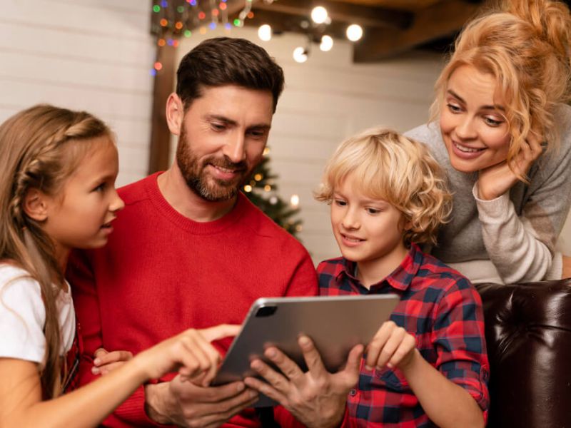 people-enjoying-festive-christmas-dinner-min-(c).jpg
