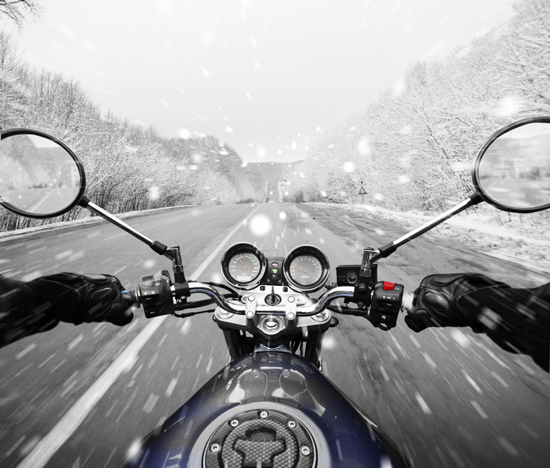 Consejos para viajar en moto seguro en invierno