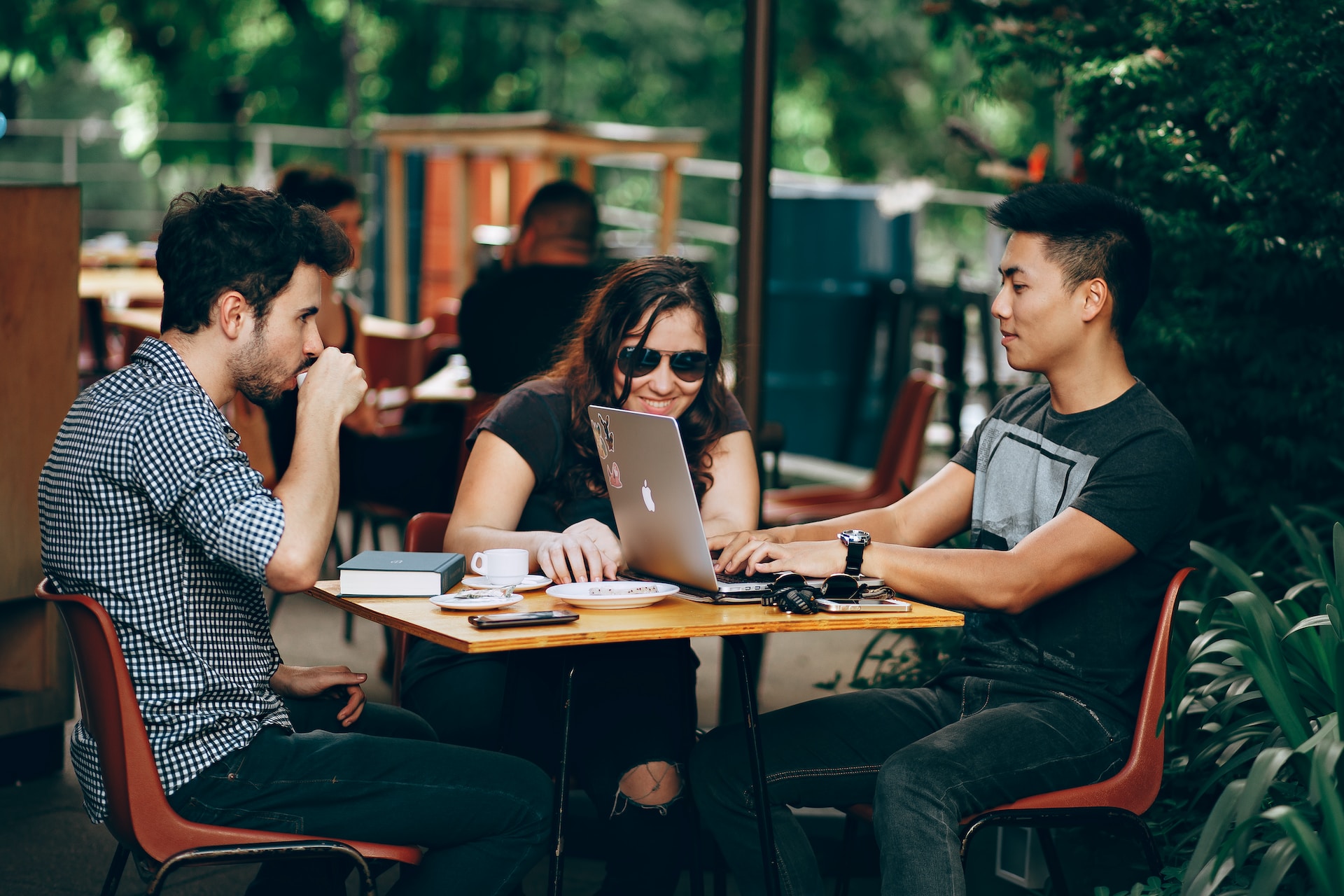 BNPL millennials sitting in a cafe