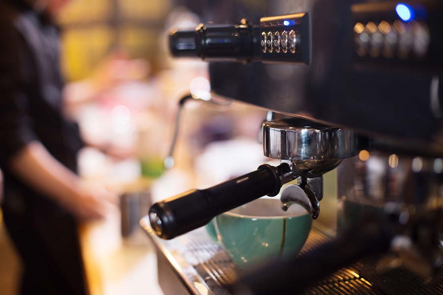coffee-shop-minimum-wage-worker